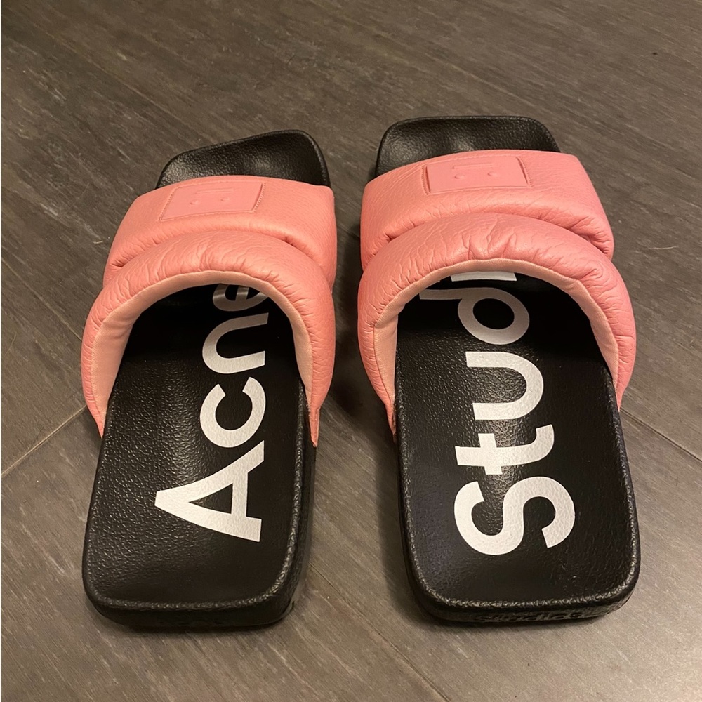 Women pink slippers/ sandals